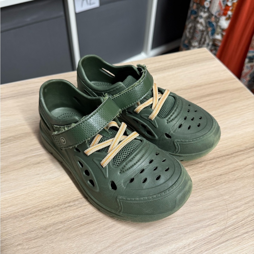 Stride Rite 360 Army Green Closed Toe Sandals With Strap
